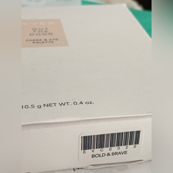 Ever Beauty | GIVEAWAY NIB Bold & Brave Out The Door Cheek & Eye Travel Palette - Picture 6 of 8